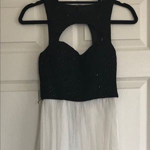 Stunning black & white dress😍